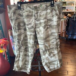 🆓🆓🆓free w/purchase🆓🆓🆓Juniors Camouflage Cargo Capris
